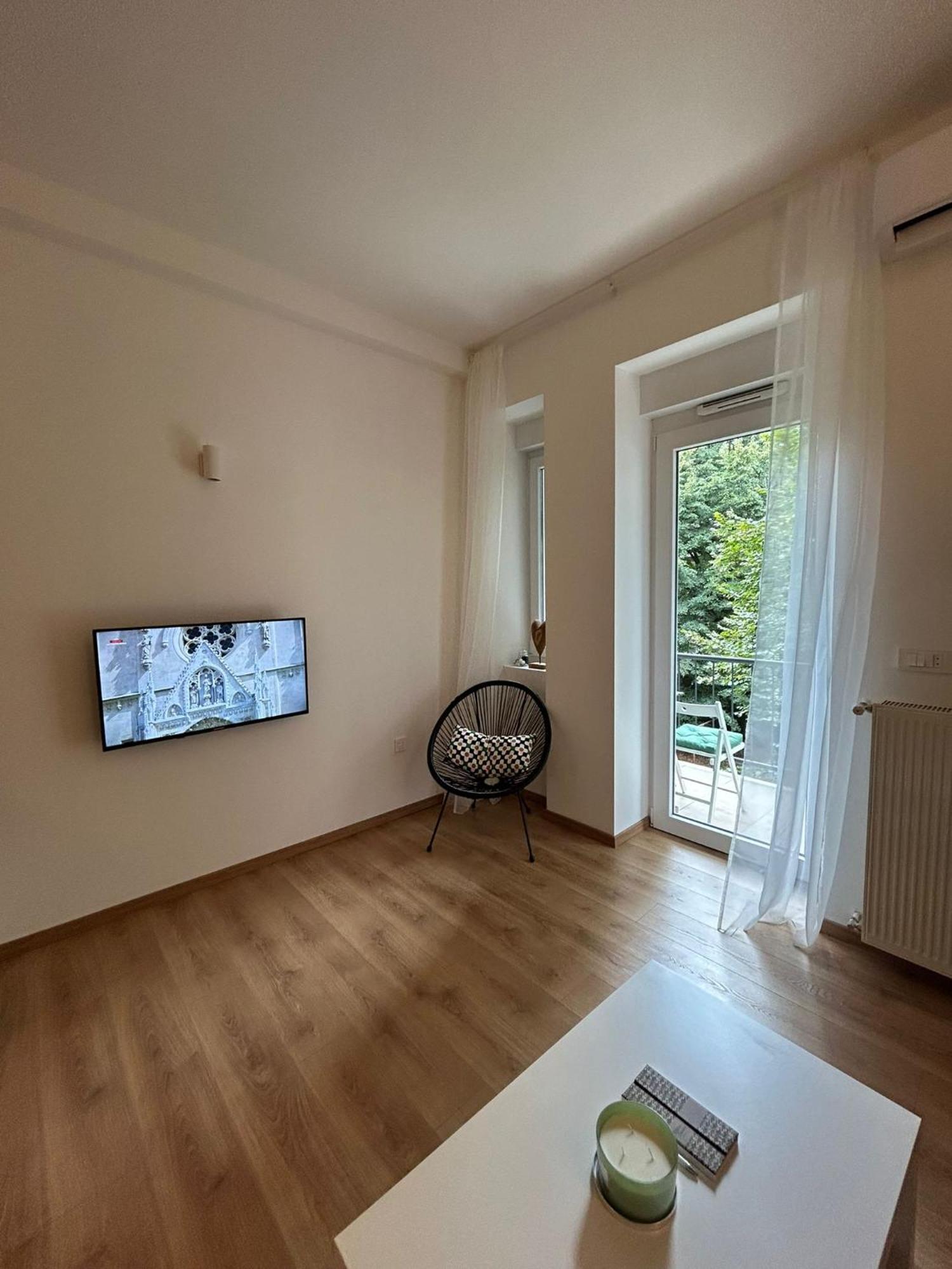 West Station Apartman *